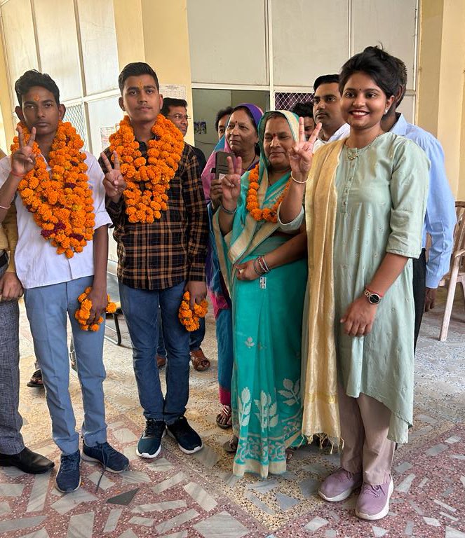sdm_shweta's tweet photo. सरस्वती विद्या मंदिर #चरखारी के छात्र शुभ चपरा ने इंटरमीडिएट #यूपी_बोर्ड परीक्षा में प्रदेश में #प्रथम स्थान व पुष्पराज सिंह ने 7वाँ स्थान प्राप्त कर चरखारी को गौरवान्वित किया है। उज्जवल भविष्य के लिए आपको ढेरों शुभकामनाएं💐💐
#Mahoba #Charkhari @DmMahoba 
#Exam #UPBoard #student https://t.co/QcMLiqRLIx