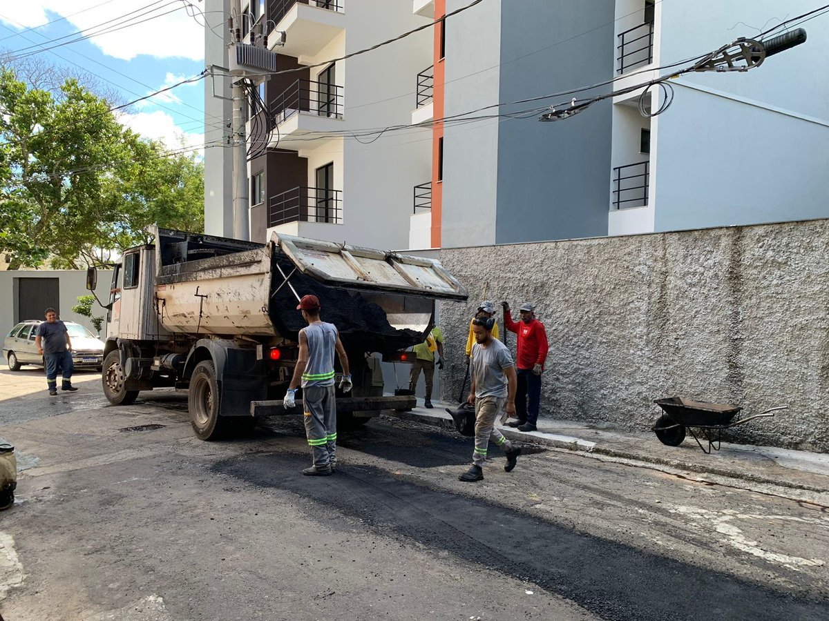 prefeiturajf's tweet photo. Mais um dia de tapa-buracos! 🛣️
As equipes da PJF atuaram em serviços na avenida Francisco Valadares, no Vila Ideal, na rua Décio Guanabarino, no Aeroporto, e na Rua Antônio Manganelli, no Mundo Novo.
✅Segue o fio para conferir mais ações do #ProgramaBoniteza hoje! https://t.co/YnbpnQmh0M