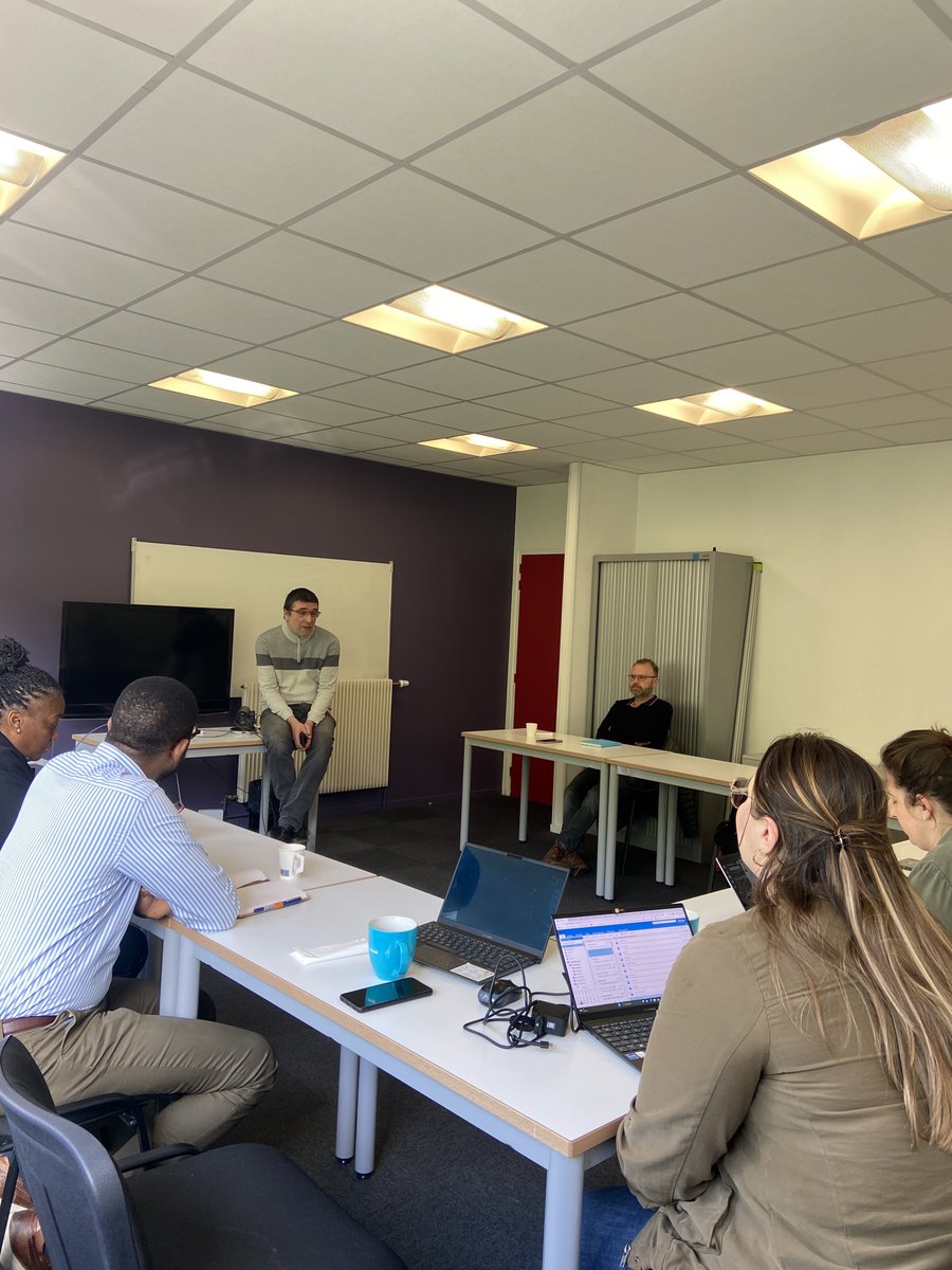 normandieincub's tweet photo. [🥐Petit déj] Ce matin, nos #entrepreneurs ont rencontré Valério Vidal de @InitiativeFR. Il a présenté les différentes offres d'accompagnements et dispositifs qui existent notamment Ici je monte ma boîte. Nos #incubés  sont prêts à se lancer 🙌 #rouen #incubateur #startup https://t.co/syHket94rn
