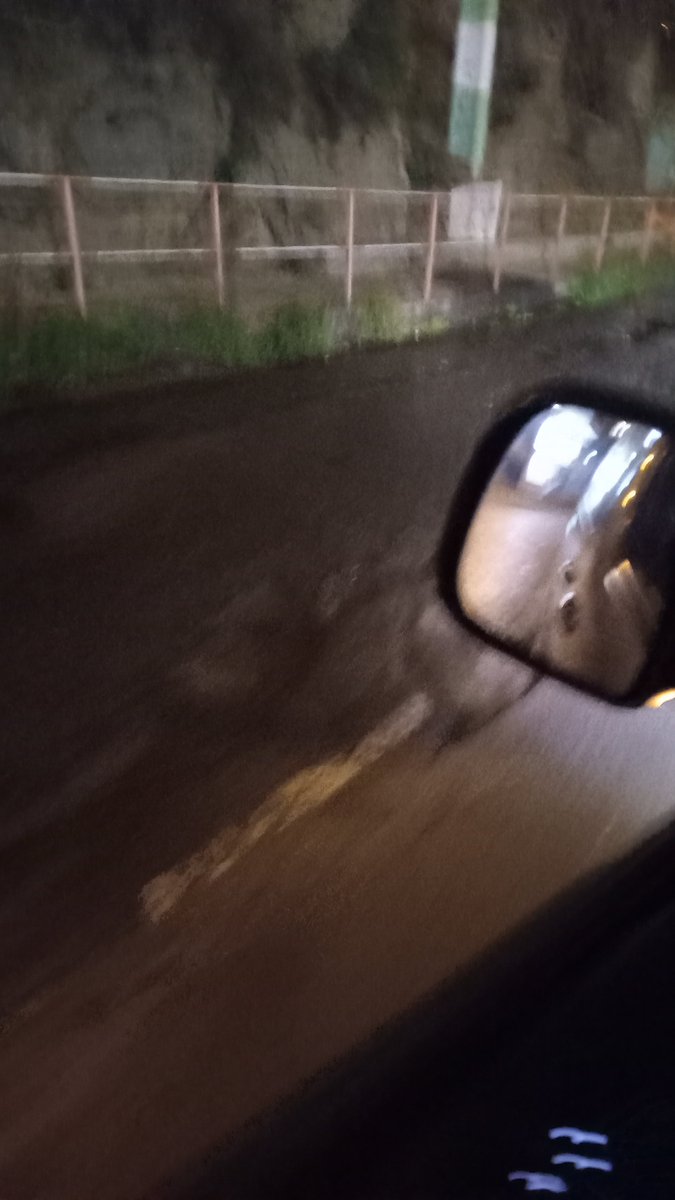 kbzonvalpo's tweet photo. @laestrellavalpo calles Gutenberg y Portales, Cerro Lecheros ,Valparaiso. 
Lleva meses sin solución. 
Varios reclamos y nada https://t.co/irZBM9eBnk