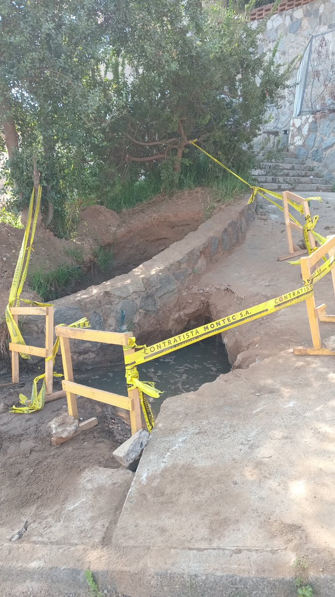 kbzonvalpo's tweet photo. @laestrellavalpo calles Gutenberg y Portales, Cerro Lecheros ,Valparaiso. 
Lleva meses sin solución. 
Varios reclamos y nada https://t.co/irZBM9eBnk