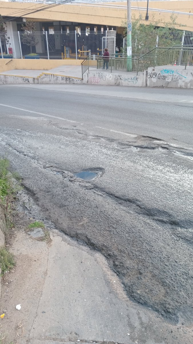 kbzonvalpo's tweet photo. @laestrellavalpo calles Gutenberg y Portales, Cerro Lecheros ,Valparaiso. 
Lleva meses sin solución. 
Varios reclamos y nada https://t.co/irZBM9eBnk