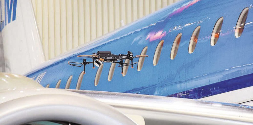 CaptainLacroute's tweet photo. [#Aviation] #TarmacAerosave va inspecter ses avions avec des drones de la société #Donecle. Grâce à une caméra embarquée haute résolution, le quadricoptère scanne l'ensemble de la surface extérieure de l'avion en 10 fois moins de temps !

@ladepechedumidi 
https://t.co/M3tXGjanv5 https://t.co/SoXIkmBZaw