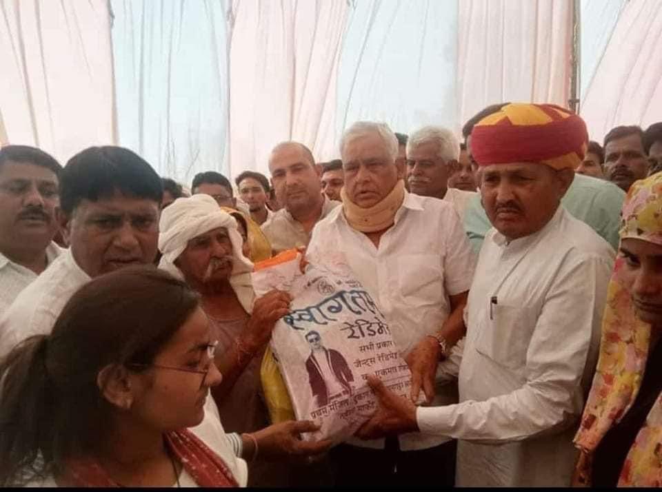 स्वर्गीय रामप्रसाद मीणा जी तीये बैठक में पहुंचकर उन्हें श्रद्धांजलि  अर्पित की और उनके परिवार को आर्थिक रूप से संभल देने के लिए ₹ 50 लाख (निजी और सहयोग) राशि भेंट की। 

ईश्वर दिवंगत पुण्य आत्मा को अपने श्री चरणों में स्थान दें।