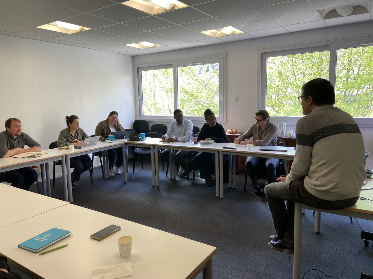 normandieincub's tweet photo. [🥐Petit déj] Ce matin, nos #entrepreneurs ont rencontré Valério Vidal de @InitiativeFR. Il a présenté les différentes offres d'accompagnements et dispositifs qui existent notamment Ici je monte ma boîte. Nos #incubés  sont prêts à se lancer 🙌 #rouen #incubateur #startup https://t.co/syHket94rn