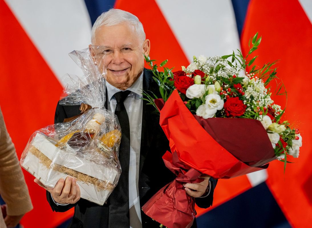 Szafarowicz2001's tweet photo. Dziś imieniny Jarosława, więc krótkie życzenia dla Prezesa: trzeciej kadencji z rzędu i 100 lat w zdrowiu  👏✌️🇵🇱

Przyłączacie się? https://t.co/WmnAQHplct