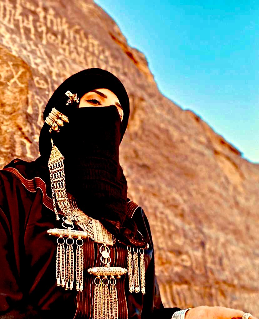 mashalgrad's tweet photo. سيّدة نجران الأولى🔥 
نقش مسند مكون من كلمتين: 
𐩧𐩠𐩣  ر هـ م
𐩵𐩥𐩬  د و ن
المعنى: رهوم الشريفة.
لأول مرة يرد اسم (رهوم) في نقوش المسند وكذلك اسم (دون). وما يزيد من أهمية النقش أنني اكتشفته في منطقة الأخدود الكبرى!!
لا أستبعد أن يكون للنقش علاقة بالشهيدة رهوم بنت أزمع من قبيلة جو النجرانية التي ورد ذكرها في الوثائق المسيحية ضمن قائمة شهداء الأخدود. وهي قائدة روحية جميلة وثرية واجهت بشجاعة الطاغية اليهودي المُسمّى (ذو نواس) في الروايات الإسلامية، و (يوسف أسأر) في النقوش الصخرية، و (مسروق) في المخطوطات السريانية، و (دميانوس) عند اليونانيين.
أرى بأن للنقش فائدة لغوية قيمة وهي في الوقت ذاته قرينة تؤيد ارتباطه بالأميرة النبيلة رهوم. فكلمة (دون) نسمعها كثيراً من المعلقين الرياضيين وجماهير كرة القدم عندما يتحدثون عن اللاعب العالمي كريستيانو رونالدو..؛ حيث يلقبونه بـ (الدون رونالدو) فما معنى هذه الكلمة وما أصلها؟!
لكلمة (دون) معاني عدة في معاجم اللغة العربية حصرها بعض النحويين في تسعة معانِ يهمنا منها (الشَّرِيف)، حيث تعتبر صفة للنبلاء الذين ينتمون إلى طبقة اجتماعية راقية. وهي من الكلمات التي لا تؤنث بالهاء بل تبقى على حالها. لعل هذه الكلمة تسربت إلى الإسبانيين من العرب أيام الأندلس ثم بعد ذلك شاع استخدامها في تلك البلاد بين الإسبان والبرتغال، واليوم ها هي النقوش المسندية النجرانية تعيدها إلى أصلها العربي.
*ملاحظة
المرأة الظاهرة في الصورتين هي الأستاذة داليا @da_f25 وهما مقتبستان من حسابها. صورتها الأولى في موقع الأخدود الأثري، والثانية في حمى بجانب نقش الطاغية ذو نواس الذي أحرق المؤمنين ثم ختم نقشه الشهير بعبارة (ليبارك الله إله السماوات والأرض الملك يوسف أسأر) !!
نحن بحاجة ماسة إلى عمل فني احترافي عالمي ضخم يترجم ملحمة الأخدود المدوّنة في الوثائق التاريخية إلى لغة سينمائية فاخرة؛ وينقلها من السجلات الصخرية والورقية إلى شاشات العرض الكبرى والصغرى.