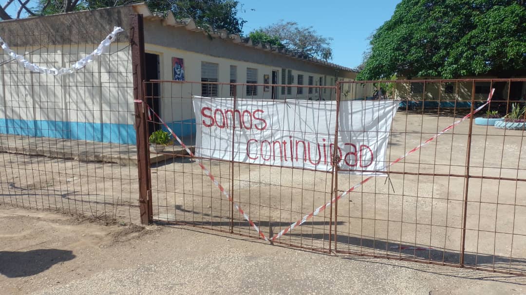 fefi2022's tweet photo. Los trabajadores y estudiantes del Preuniversitario Roberto Espino Ávila engalanan el centro para el 1ro de Mayo con el lema A la Patria Manos y Corazón. 
#EducacionPrimerodeEnero
#ALaPatriaManosYCorazón
#AbrilDeVictorias @MaraEle08350901 @MasielyRodrgue1 @MtnezIc https://t.co/hm3c0AKMPZ