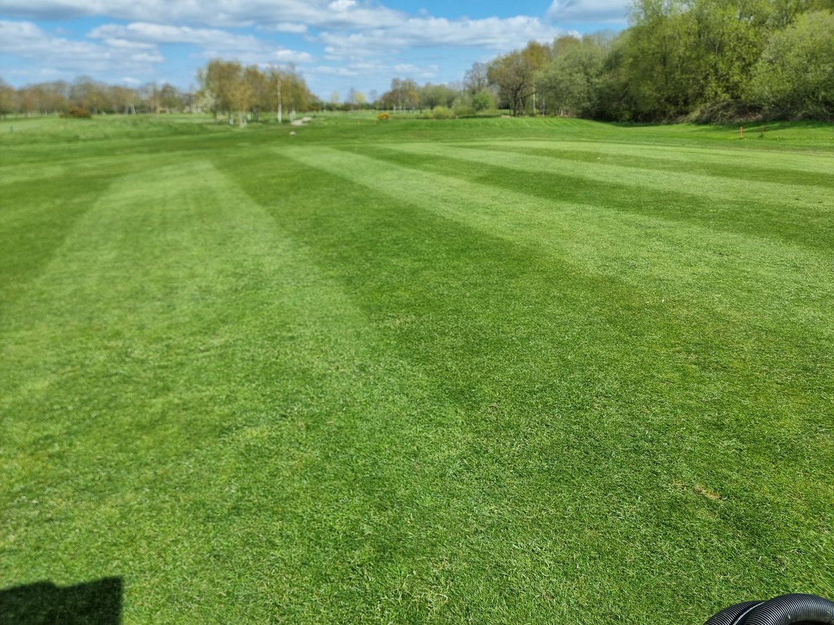 The struggles continue outside of the greens. Some fairways good and parts of others an absolute nightmare constantly lifting units up trying to dodge wet patches 😤