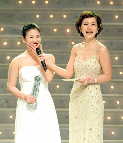 LINLIHUI_'s tweet photo. song hye kyo at baeksang in 2001 🤍

… yes i had to search through the trenches of old naver blogs to find these photos 🤧 https://t.co/49nO9qcK6p
