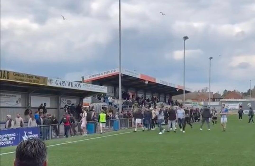 Gruppaof_'s tweet photo. 23.04.2023 England🏴󠁧󠁢󠁥󠁮󠁧󠁿
Sunday League Pub Cup final. 
Emsworth Town vs Coach &amp; Horses Albion. 
Friends and family fighting

#emsworth #england #hooligans #fight #albion #coach #pubcup https://t.co/4J3bUamRFf