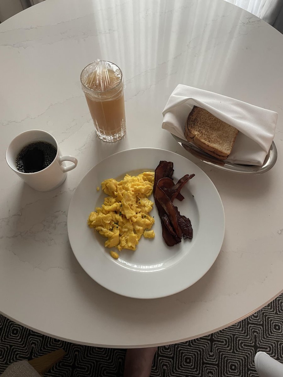FoodPorn's tweet photo. This is what $54 USD gets you for breakfast from a Four Seasons room service. 

📷: jasonmbergman https://t.co/h5CkUEgm6Z