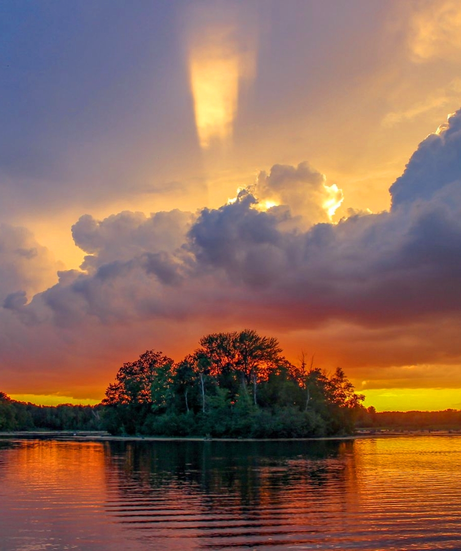 Evening sunrays at Hayward in Wisconsin, USA  🇺🇸