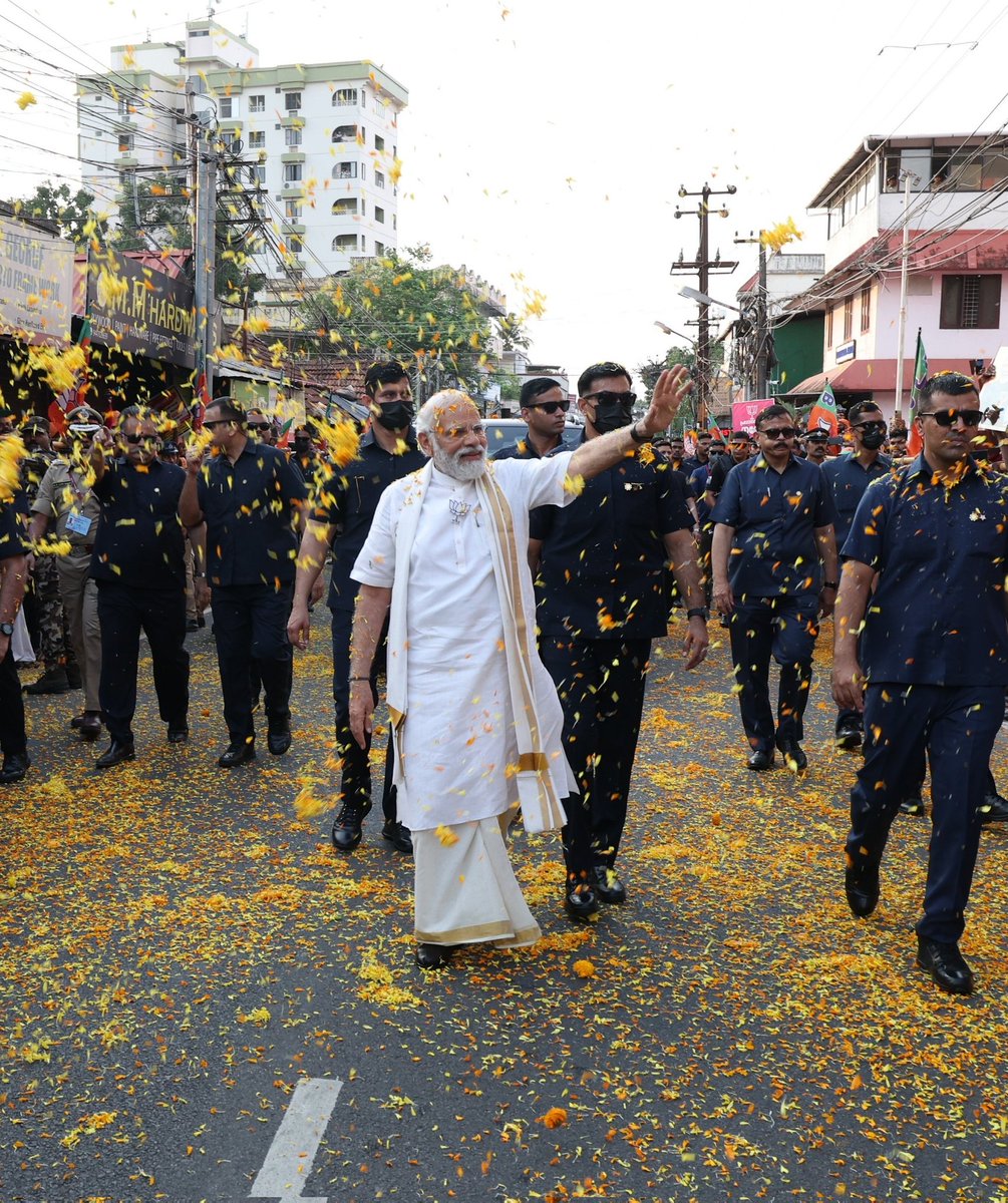 ribadiyadipen's tweet photo. The Showstopper!
#ModiInKochi https://t.co/VATVwUskT7