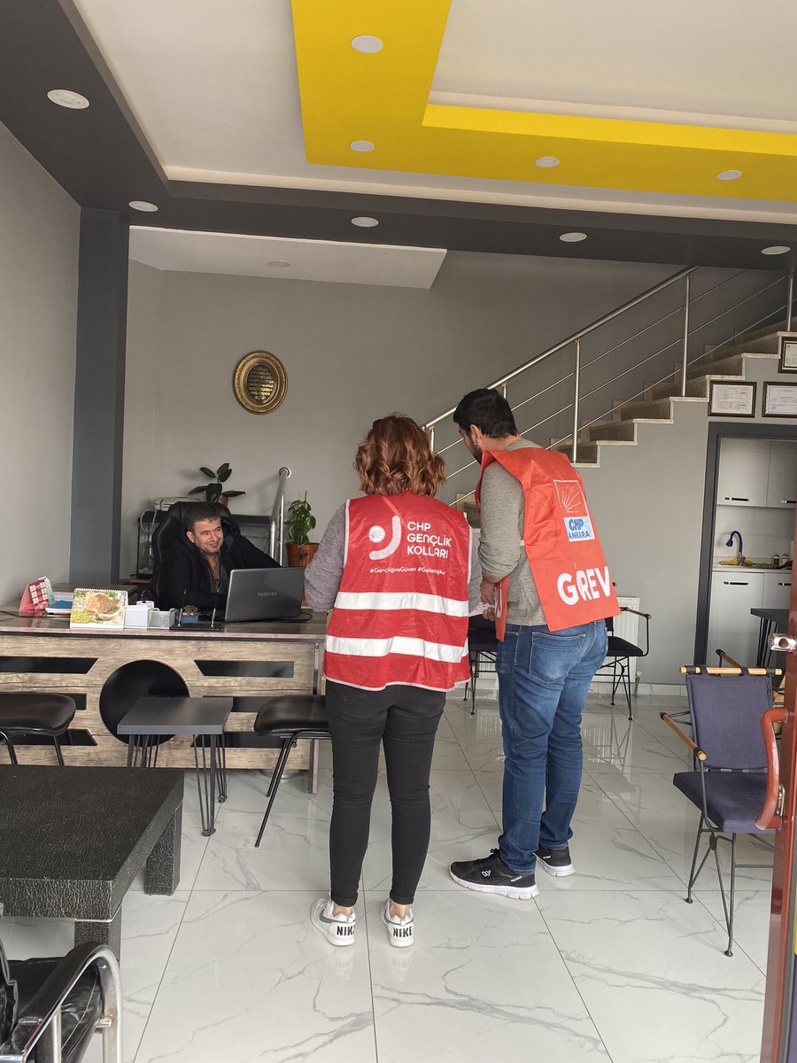 Bugün👇🏾
Baraj Mahallesinde İl 100 günde yapacaklarımızın broşürlerini dağıttık, stickerlarızımı baraj mahallesi sokaklarına yakıştırdık.
<a href="/TolgaTurgut_06/">Tolga Turgut</a> <a href="/CHPGencAnkara/">CHP Ankara Gençlik Kolları</a> <a href="/gencosmankillik/">Gençosman Killik</a> <a href="/chpgenclikgm/">CHP Gençlik Kolları</a>