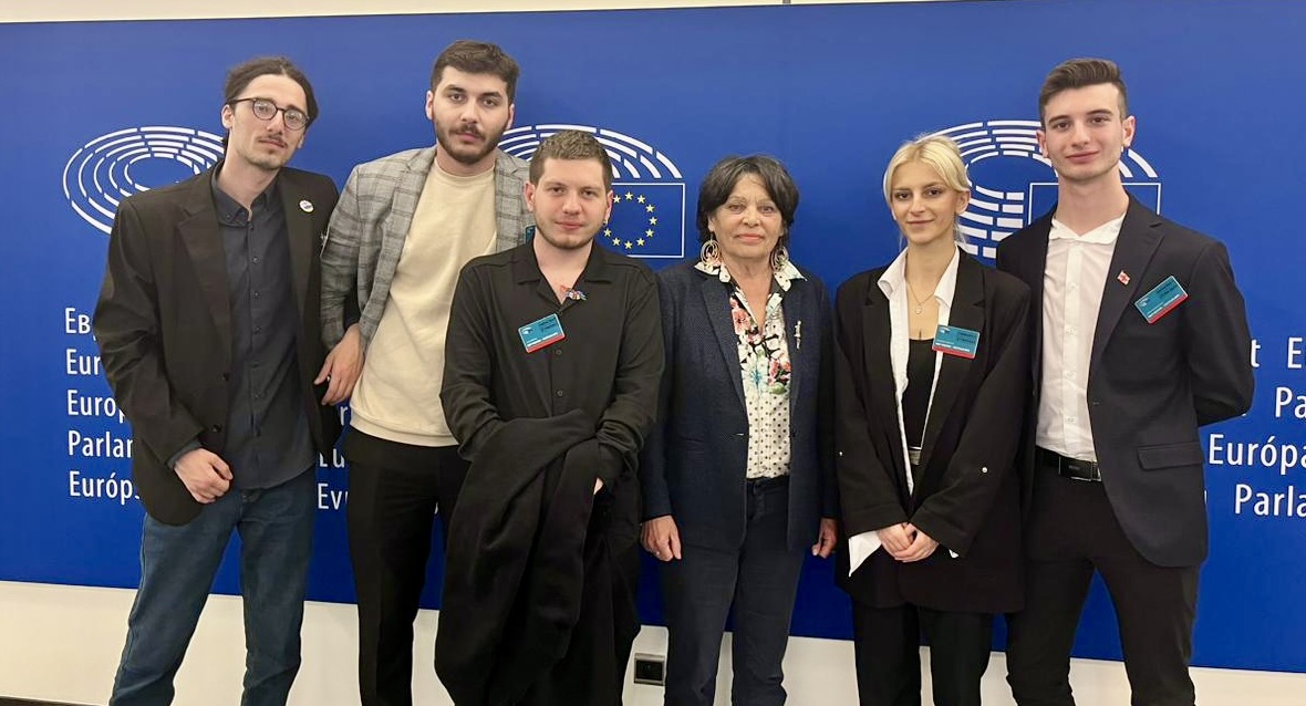MicheleRivasi's tweet photo. Tout mon soutien aux jeunes Géorgiens qui se battent pour la Géorgie démocratique et européenne ! @GeoStudents4Eu https://t.co/tLYAVfbqF4