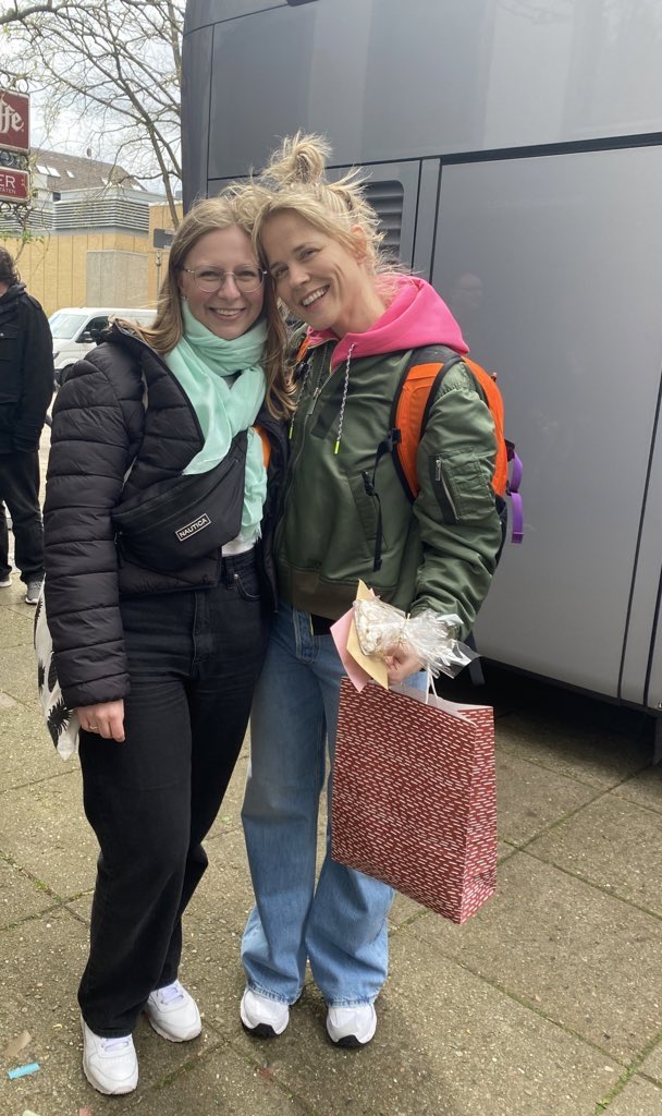 henrike_kn's tweet photo. had the best time with these wonderful people yesterday❤️ and thank you so much for your time @IlseDeLange <3 https://t.co/KKKtrw6tmS