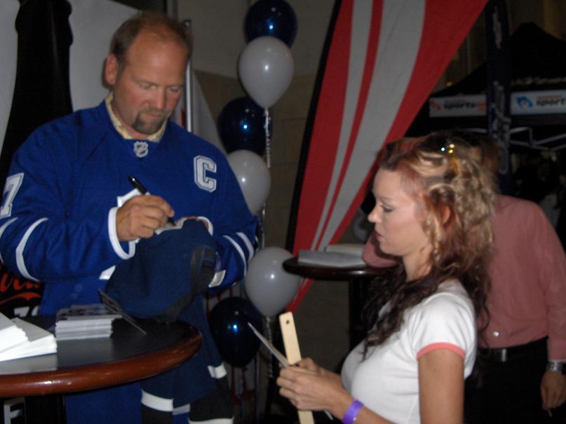 KelliOnLine's tweet photo. How about last night? WOW! #GoLeafsGo #LeafsForever #LeafsNation #Leafs #LEAFSWIN #TorontoMapleLeafs #Toronto #AlexSteen #Clark #TieDomi #Carlton #ShiftWork As I've said b4, Tie Domi is BY FAR the most down to earth, nicest celeb I've EVER met! Amazing guy! #TakeThatTB https://t.co/DpqiJ7rhos