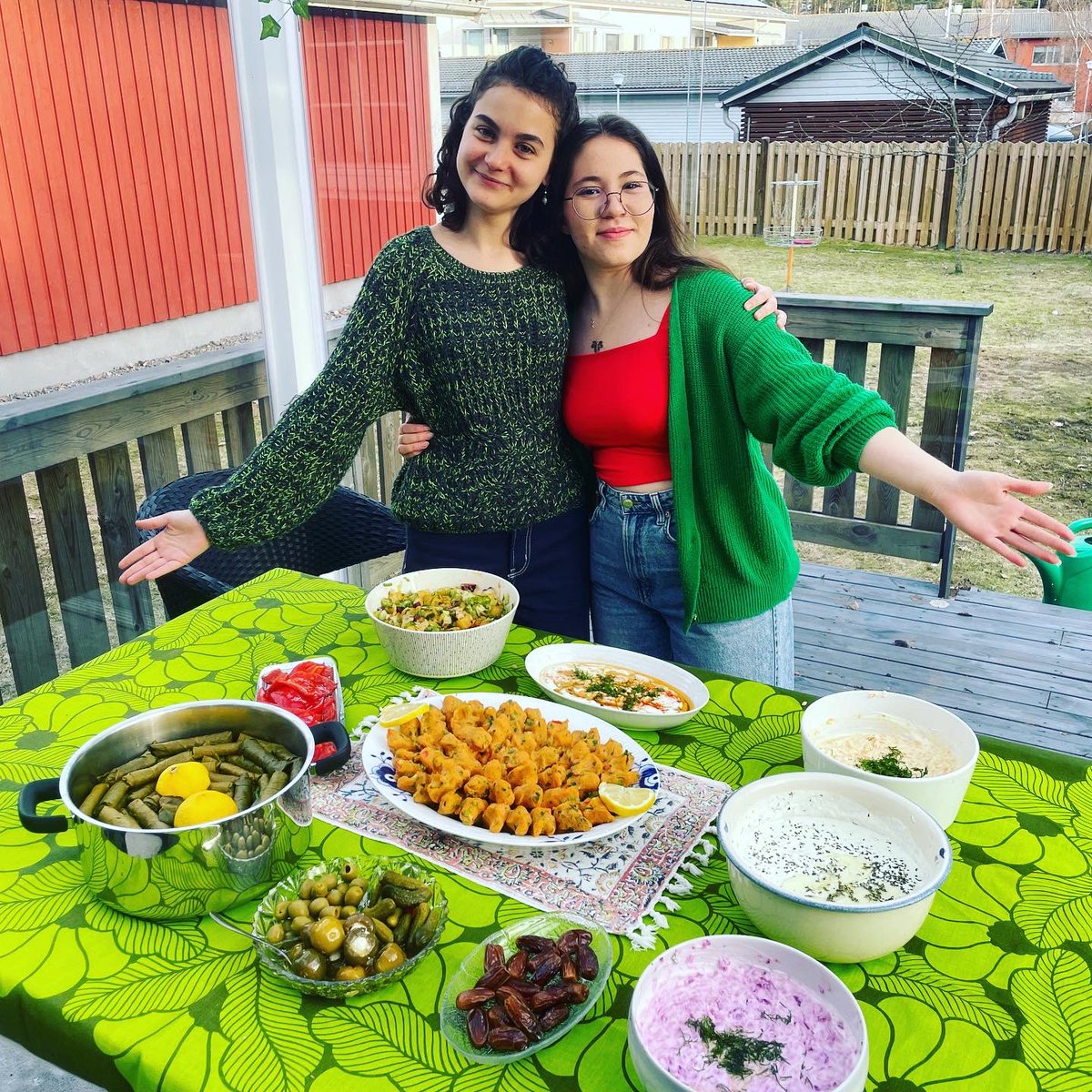 AFSTurkiye's tweet image. 👩‍🍳Finlandiya’da AFS deneyimlerini yaşayan öğrencilerimiz Ezel ve Şevval, konuk eden aileleri için hazırladıkları iftar sofrasıyla parmak ısırttılar. Bizim taa buradan canımız çekti. 😋

#afseffect #afsprograms