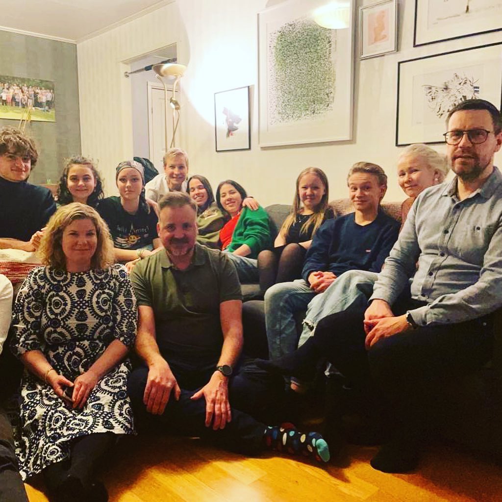 AFSTurkiye's tweet image. 👩‍🍳Finlandiya’da AFS deneyimlerini yaşayan öğrencilerimiz Ezel ve Şevval, konuk eden aileleri için hazırladıkları iftar sofrasıyla parmak ısırttılar. Bizim taa buradan canımız çekti. 😋

#afseffect #afsprograms