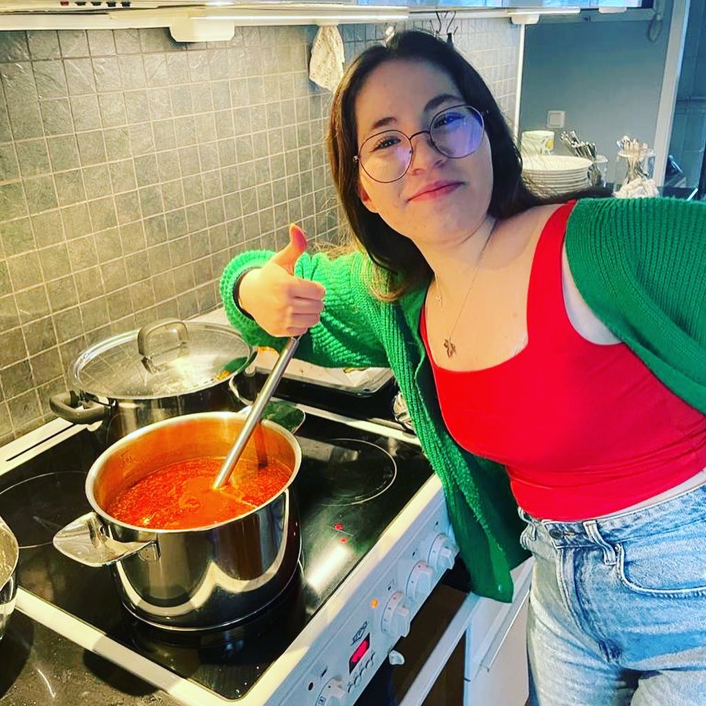 AFSTurkiye's tweet image. 👩‍🍳Finlandiya’da AFS deneyimlerini yaşayan öğrencilerimiz Ezel ve Şevval, konuk eden aileleri için hazırladıkları iftar sofrasıyla parmak ısırttılar. Bizim taa buradan canımız çekti. 😋

#afseffect #afsprograms