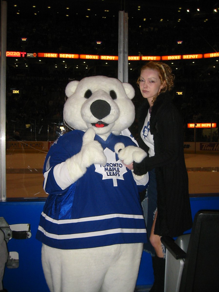 KelliOnLine's tweet photo. How about last night? WOW! #GoLeafsGo #LeafsForever #LeafsNation #Leafs #LEAFSWIN #TorontoMapleLeafs #Toronto #AlexSteen #Clark #TieDomi #Carlton #ShiftWork As I've said b4, Tie Domi is BY FAR the most down to earth, nicest celeb I've EVER met! Amazing guy! #TakeThatTB https://t.co/DpqiJ7rhos