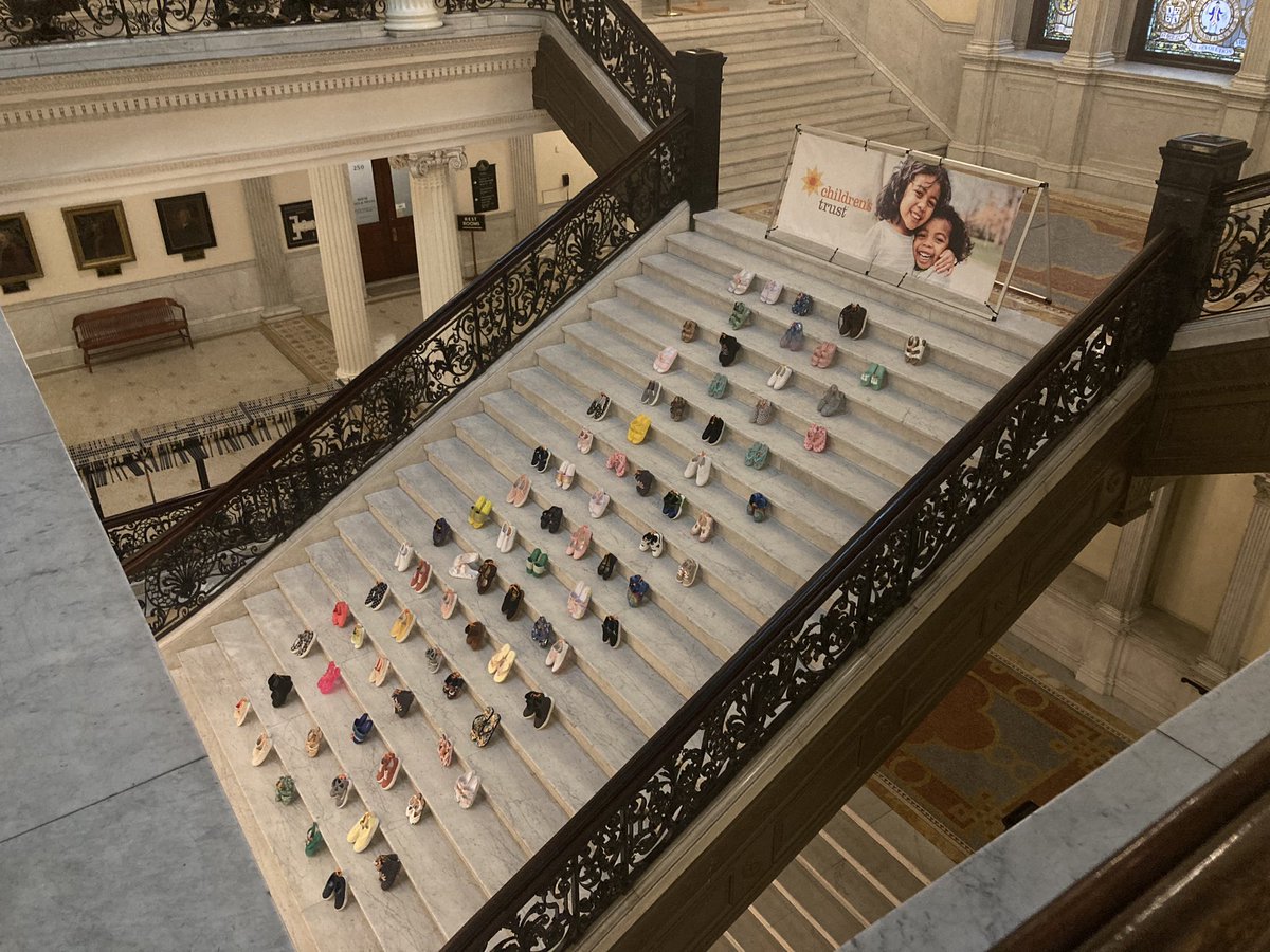 katielannan's tweet photo. 85 pairs of children’s shoes are displayed on the State House’s Grand Staircase by @trust4kids, representing the average number of confirmed child abuse and neglect cases per day in Mass.  #mapoli https://t.co/qWaZP8wNxu