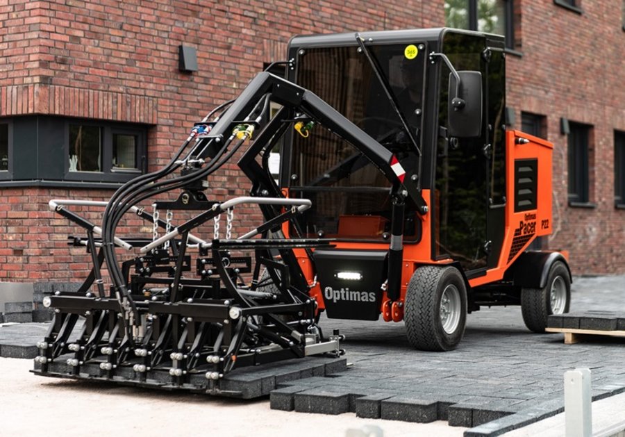 ABZ_News's tweet image. Auf der diesjährigen #RATL zeigt #Optimas die technische Spitze der Entwicklung beim #Pflastern. Darunter die neusten Typen der #Pflasterverlegemaschine PaveJet S19 sowie das Modell Pacer P22 – Einsteigermodell mit Bedienung analog zum Bagger ... bit.ly/3NdT41G