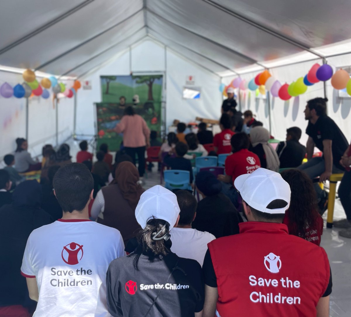 SaveChildrenTR's tweet photo. Save the Children Türkiye,#23NisanUlusalEgemenlikveCocukBayramı kapsamında  Aile ve Sosyal Hizmetler Bakanlığı işbirliğiyle #Adiyaman ve #Kahramanmaras illerinde çocuklara yönelik kukla gösterisi,  ve resim stüdyosu çalışmasına ek olarak çocuk hakları konuşmaları gerçekleştirdik! https://t.co/uzHGeVdYQI