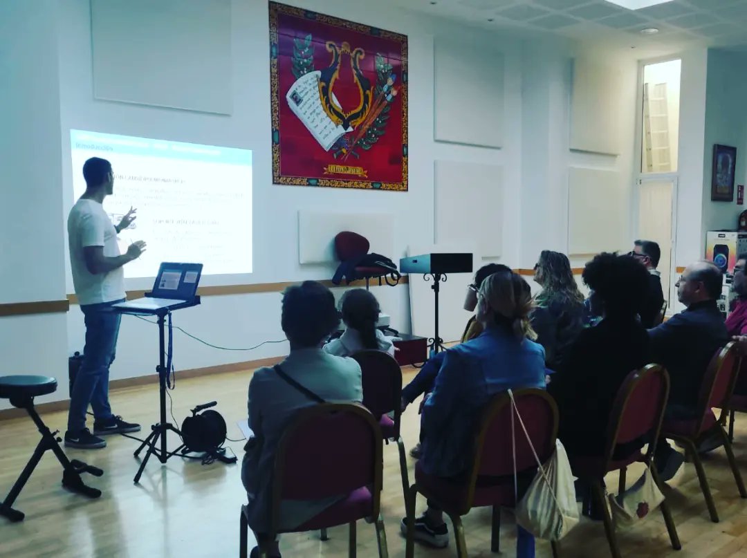 LaLiradePozuelo's tweet photo. Nuestro Coro Góspel recibió este fin de semana un curso de Primeros Auxilios y RCP, impartido por Juan M. Carretero y Jorge F. Vázquez, en la sede de la Asociación Músico-Cultural La Lira de Pozuelo.
#cursoRCP
#laliradepozuelo https://t.co/OsXCeyrGhn