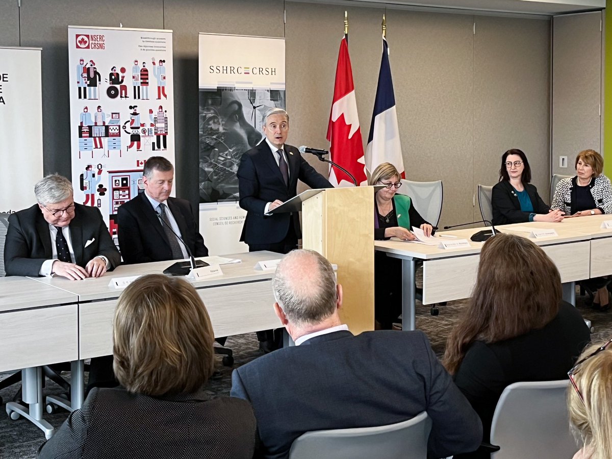 Honoured to co-chair the first-ever 🇫🇷-🇨🇦 Joint Committee on #Science, #Technology and #Innovation. Sharing one vision of excellence in research means ↗️ of collabs btw 🇨🇦-🇫🇷 towards developing solutions to the 🌎‘s most pressing challenges. canada.ca/en/innovation-…