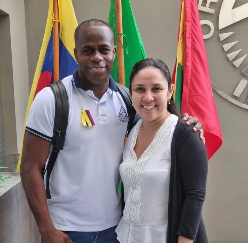 ElGolGarracol's tweet photo. Carmelo Valencia izando bandera en el colegio. 
Grande tutunendo. 👏 https://t.co/FjPKhQgI7i
