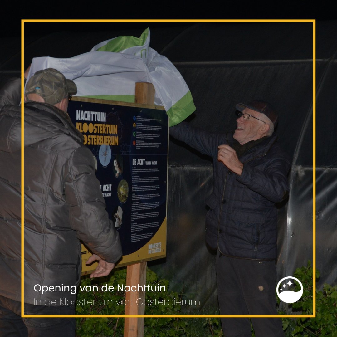 Nachtvanhetwad's tweet photo. Een nieuwe #nachttuin! Afgelopen zaterdag werd de Nachttuin in de Kloostertuin van Oosterbierum geopend. Ruim 40 mensen kwamen zien hoe vogelexpert Jopie Jukema het informatiebord onthulde en @waddensky gaf een lezing over de #sterrenhemel #donkertevandewadden https://t.co/IKJX7dmVMw
