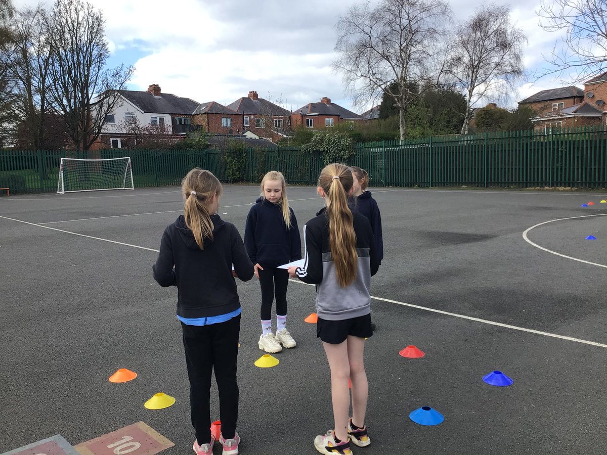 glynwoodschool's tweet photo. Y4 enjoying their OAA PE lesson. Orientating a map and navigating around a grid today. A good test of social, emotional and thinking skills. #Y4JB #glynwoodpe https://t.co/2EEshyKu5m