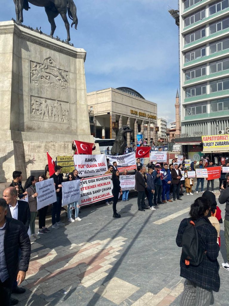 Ne zamana kadar kulak tıkamaya devam edeceksiniz? Sessizliğiniz, bizim sesimizi daha çok çıkaracaktır... Veteriner hekimler, ziraat mühendisleri, gıda mühendisleri atama bekliyor.. Peki siz ne için bekliyorsunuz Sn. <a href="/VahitKirisci/">Prof.Dr.Vahit Kirişci</a>
#TarımUlustaAtamaNerede
<a href="/RTErdogan/">Recep Tayyip Erdoğan</a> <a href="/fuatoktay/">Fuat Oktay</a>