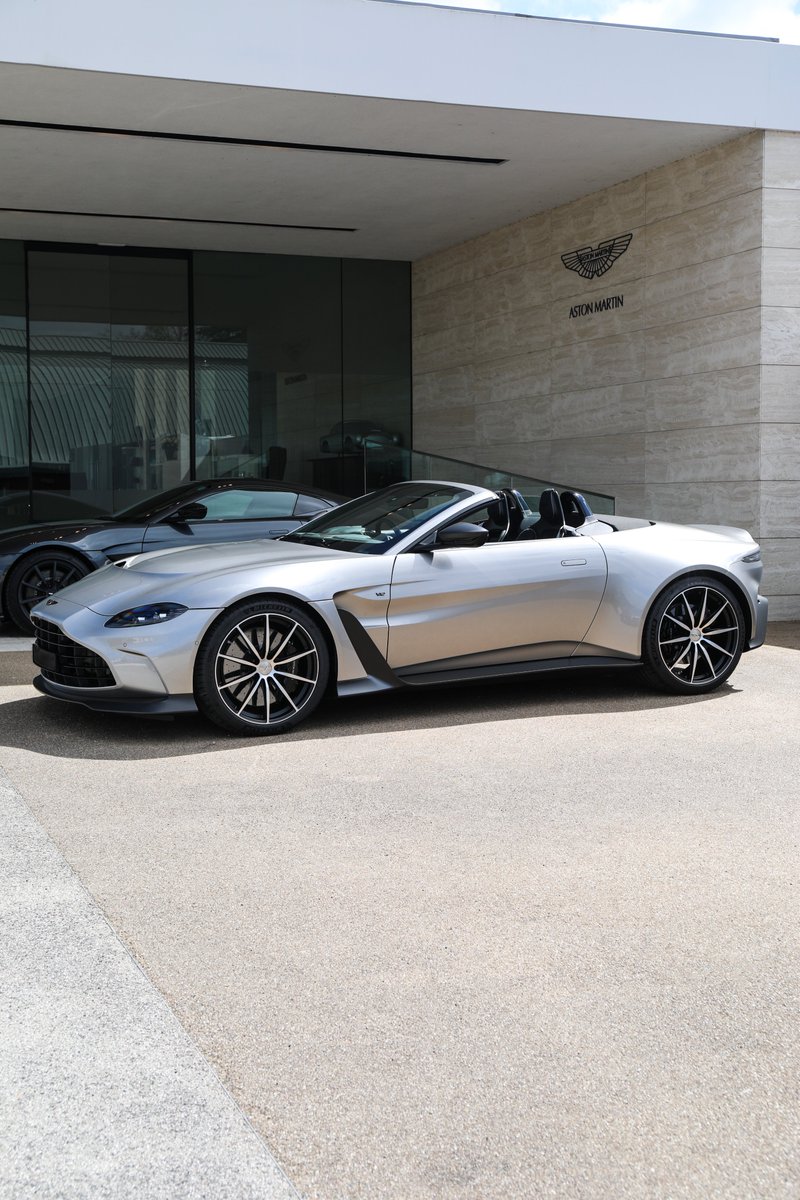 There are good days and there are days when you see your V12 Vantage Roadster for the first time...

Breathtaking.

#astonmartin #v12vantage #thrilldriven