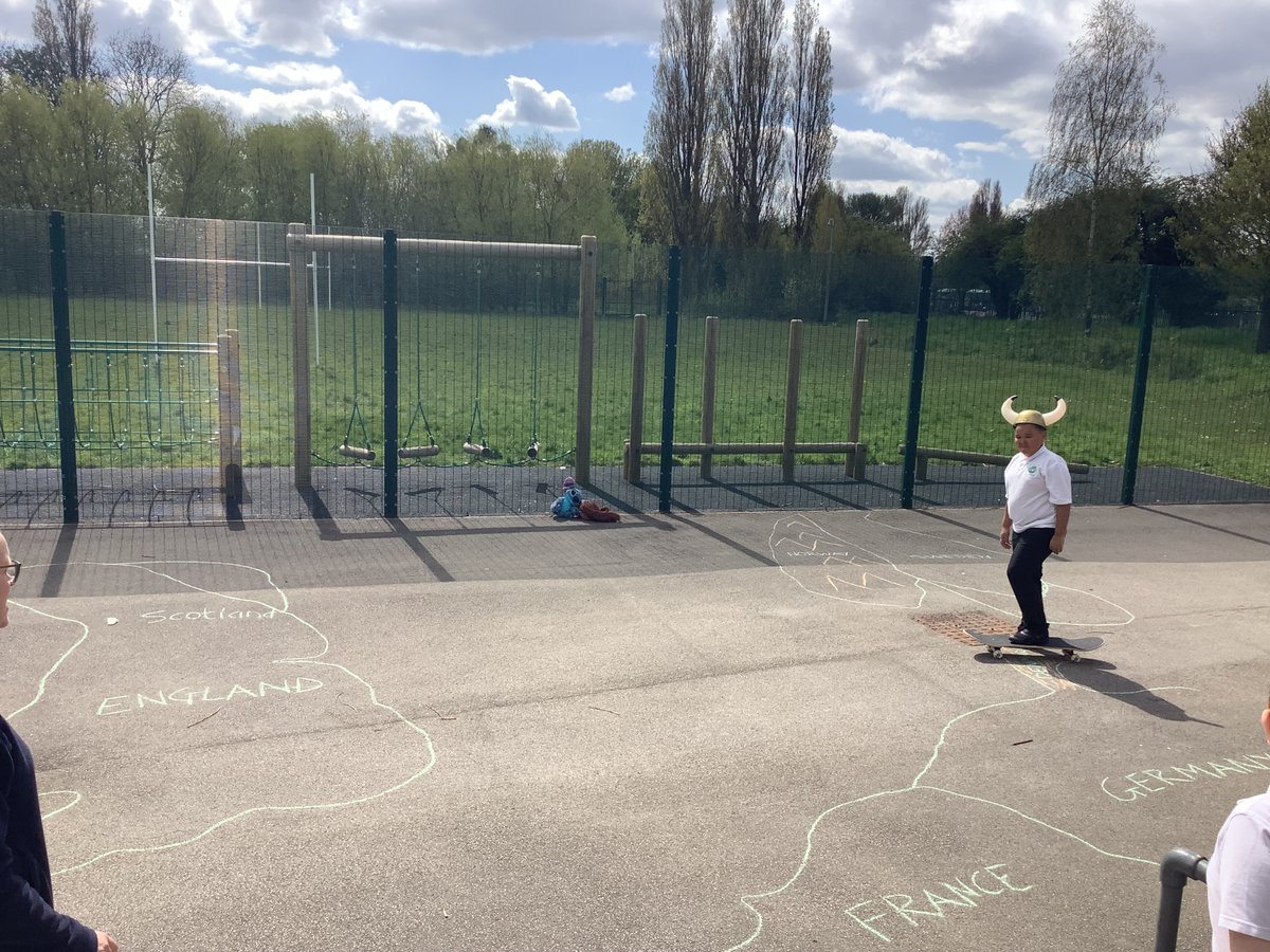 Bridgeview_Hull's tweet photo. Vikings Invasion @Bridgeview!
Viking Curtis said "I've had to travel from Denmark, on my long ship as the soil is too sandy to grow my crops". #PeaceClass #TheVikings #KS2History https://t.co/kUw3YiIy9B