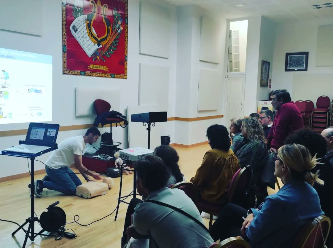 LaLiradePozuelo's tweet photo. Nuestro Coro Góspel recibió este fin de semana un curso de Primeros Auxilios y RCP, impartido por Juan M. Carretero y Jorge F. Vázquez, en la sede de la Asociación Músico-Cultural La Lira de Pozuelo.
#cursoRCP
#laliradepozuelo https://t.co/OsXCeyrGhn