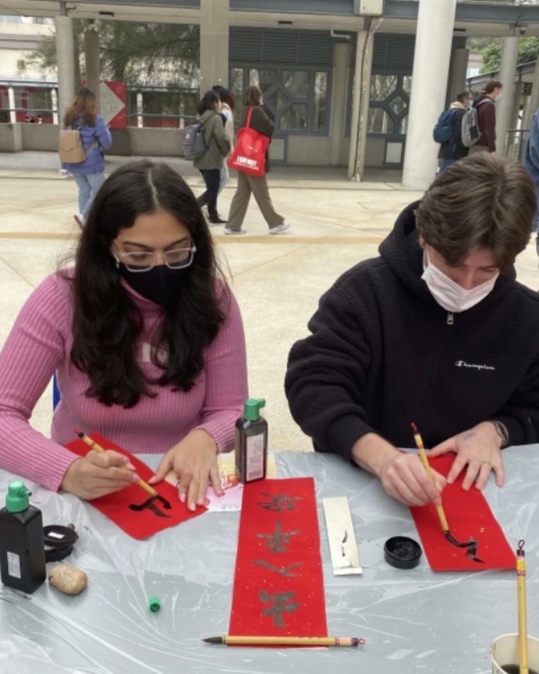 AMSOM_Ahmedabad's tweet photo. At Lingnan, Viraj has taken courses across #BusinessAnalytics and #Finance, additionally attending seminars on #AI. On the cultural end, she has learnt to paint a Chinese New Year Banner and #ChineseFans, Caricature Drawing, and Witnessing #ChineseNewYear Celebrations. https://t.co/uCtZtUrrpj