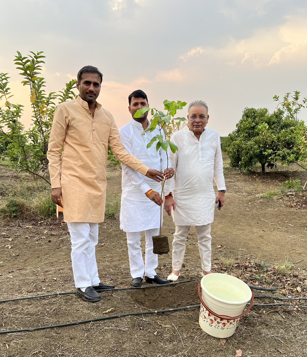 R_Palsaniya's tweet image. छत्तीसगढ़ में प्रकृति को बचाने की मुहिम का हिस्सा बनकर एक पेड़🪴लगाया व पेड़ लगाने की मुहिम को ताक़त देने का प्रयास किया। आप सभी से निवेदन है आप भी भविष्य के लिए पेड़ लगाकर प्रकृति को मज़बूत करें।
#RamavatarPalsaniya #PsKalwaniya
#InternationalJatParliament