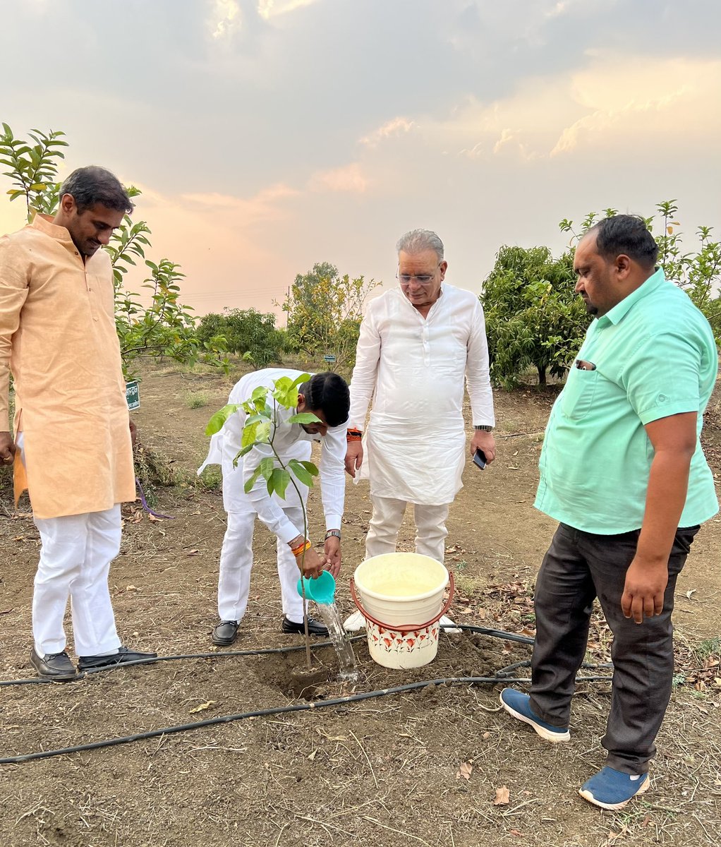 R_Palsaniya's tweet image. छत्तीसगढ़ में प्रकृति को बचाने की मुहिम का हिस्सा बनकर एक पेड़🪴लगाया व पेड़ लगाने की मुहिम को ताक़त देने का प्रयास किया। आप सभी से निवेदन है आप भी भविष्य के लिए पेड़ लगाकर प्रकृति को मज़बूत करें।
#RamavatarPalsaniya #PsKalwaniya
#InternationalJatParliament