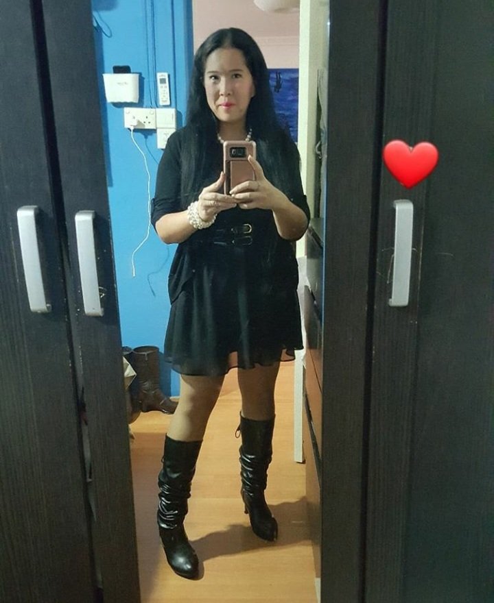 #oldie 

#boots #boot #bootseason #iloveboots #bootlovers #bootlove #thesebootsaremadeforwalking #bootqueen #selfie #selfiequeen #fashionista