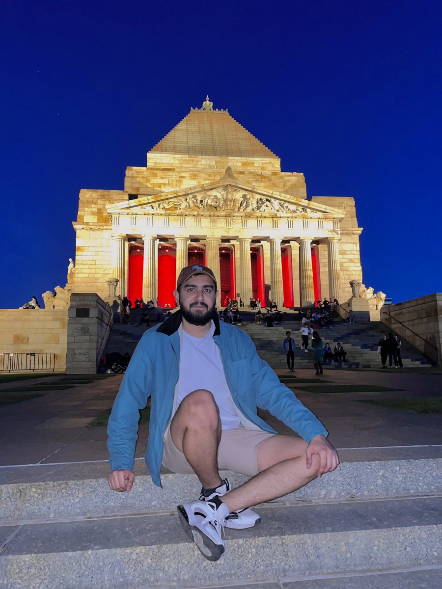lufedo's tweet photo. Anzac Day 🌹 #shrineofremembrance https://t.co/bMyZsWDz16
