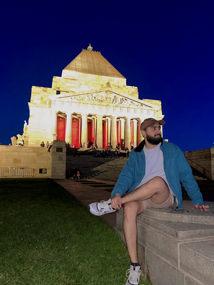 lufedo's tweet photo. Anzac Day 🌹 #shrineofremembrance https://t.co/bMyZsWDz16