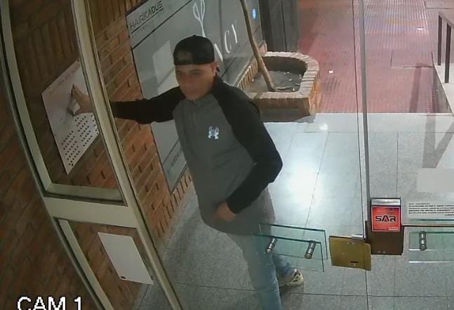 Luceroojulieta's tweet photo. Estas dos personas entraron a mi edificio el 13 de abril con total impunidad!!! A media cuadra del patio olmos, es una vergüenza la inseguridad qué hay en córdoba, tengan cuidado @VivireNuevaCba @VivirEnNuevaCba https://t.co/fMfuhdILrr