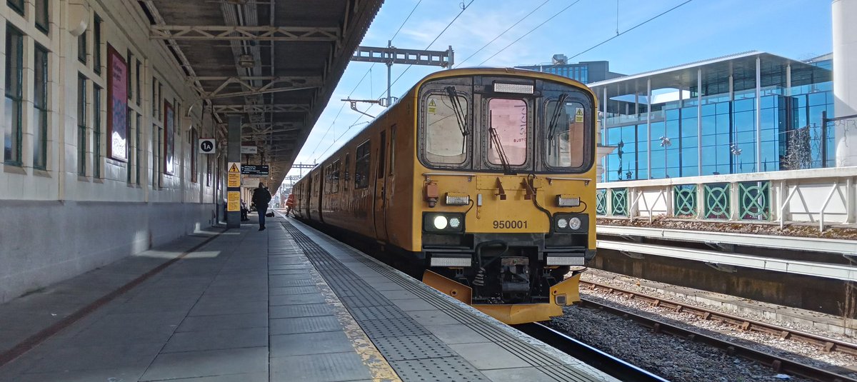 NotYOLOSmh's tweet image. First time seeing a 950!

Basically a 150/1 but modified, still nice to see

#Class950 @networkrail