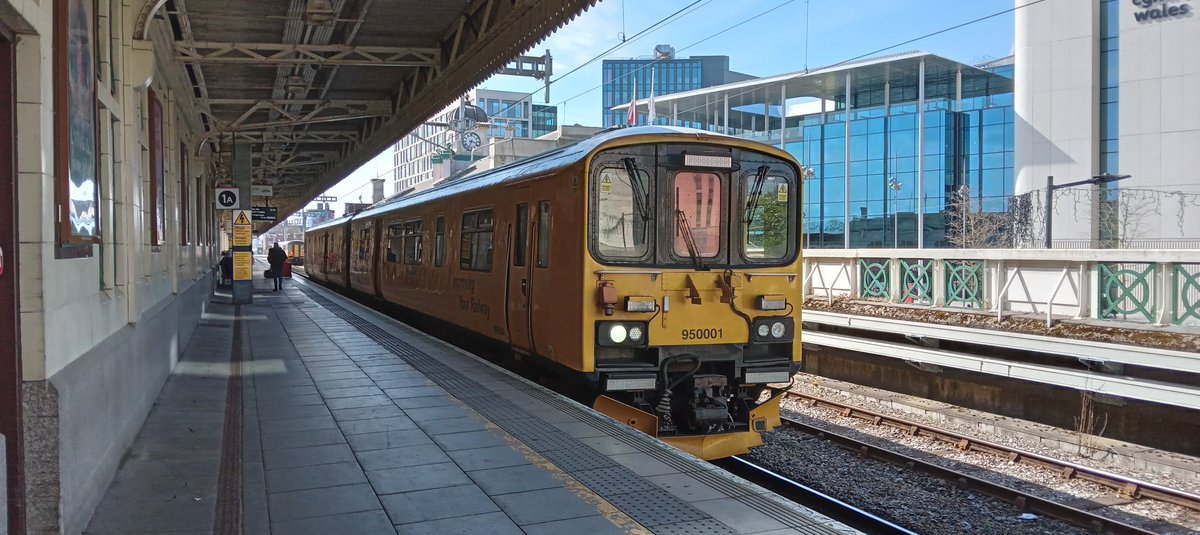 NotYOLOSmh's tweet image. First time seeing a 950!

Basically a 150/1 but modified, still nice to see

#Class950 @networkrail