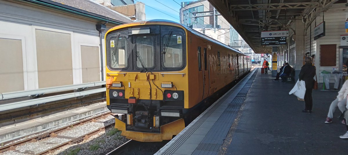 NotYOLOSmh's tweet image. First time seeing a 950!

Basically a 150/1 but modified, still nice to see

#Class950 @networkrail