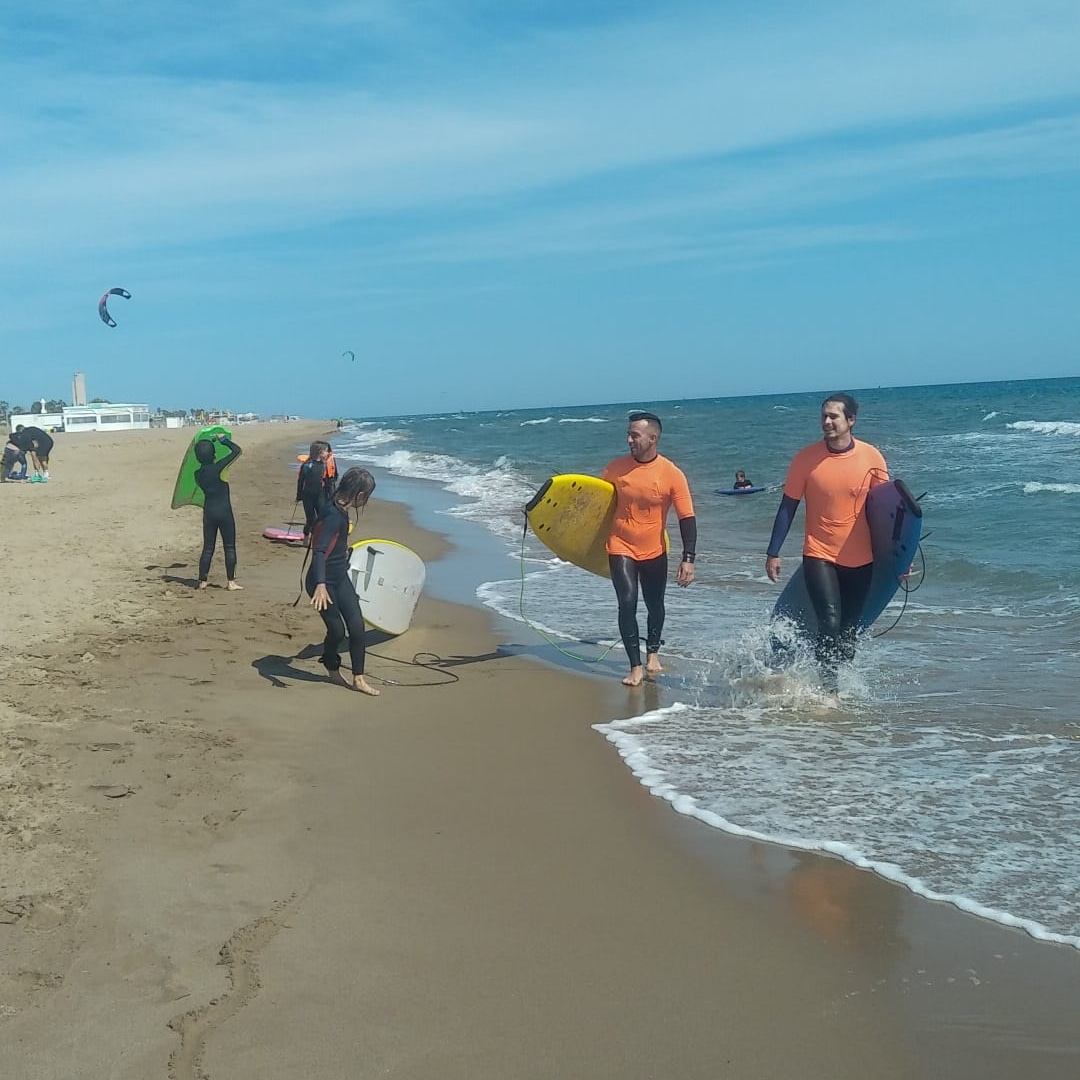 Días de surf y bodyboard, días de Hacia El Sup. Apúntate a nuestros cursos tanto particulares como a las clases extraescolares para los peques y no tan peques.

Toda la info en haciaelsup.com 🤙🏼🏄‍♀️

#haciaelsup #surfbarcelona #Garraf #Barcelona #Sitges #Gava