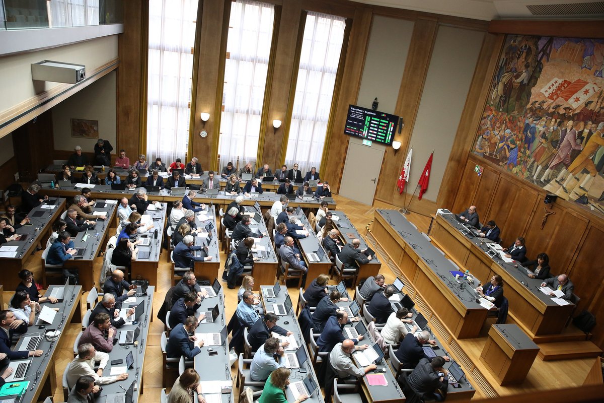 VSConVer's tweet photo. Le projet de nouvelle Constitution cantonale est sous toit ! La Constituante a adopté le texte final par 87 voix contre 40. Communiqué de presse et photos: https://t.co/m00LtFYSXn https://t.co/DgviOIH4sB